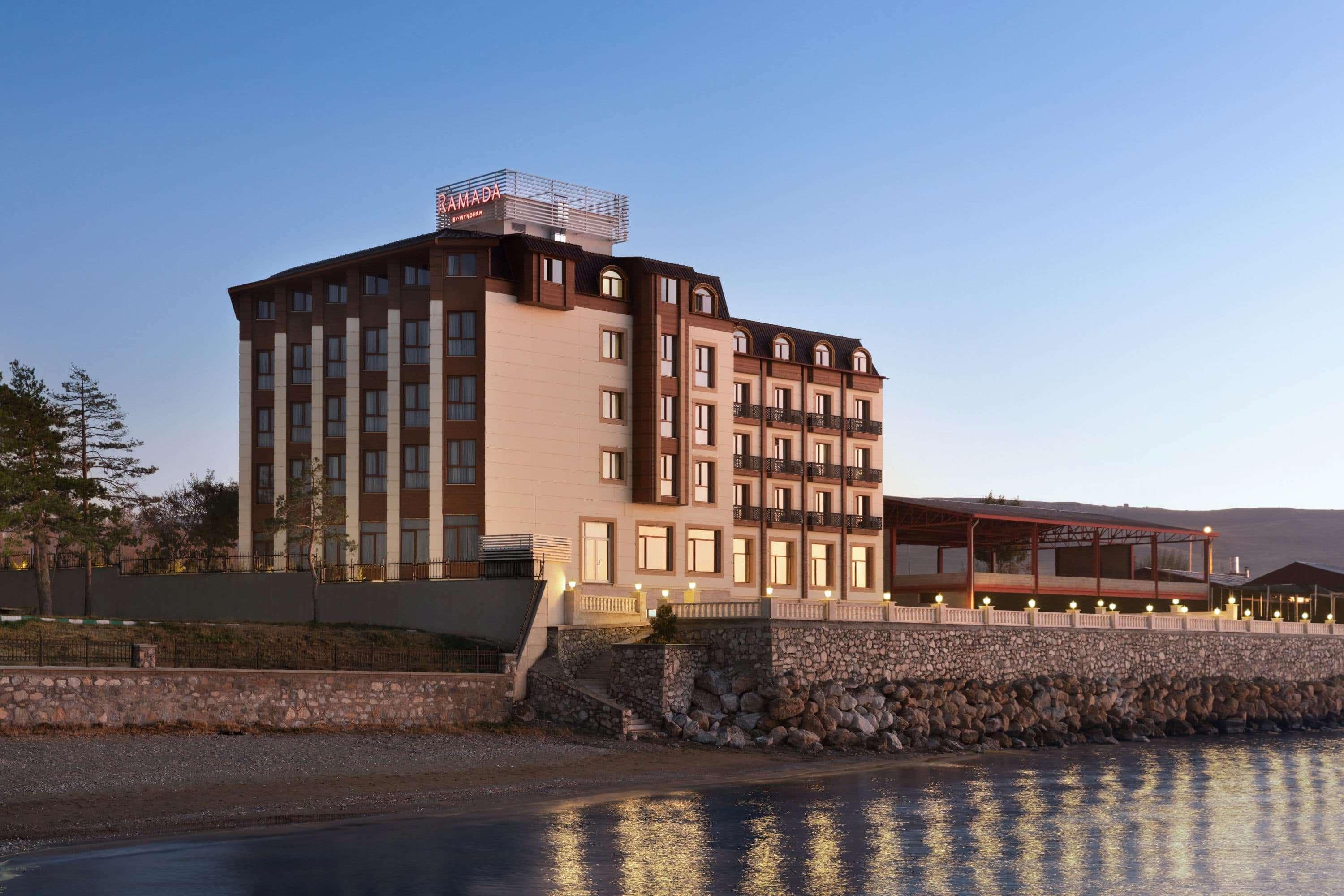 Ramada By Wyndham Van Εξωτερικό φωτογραφία